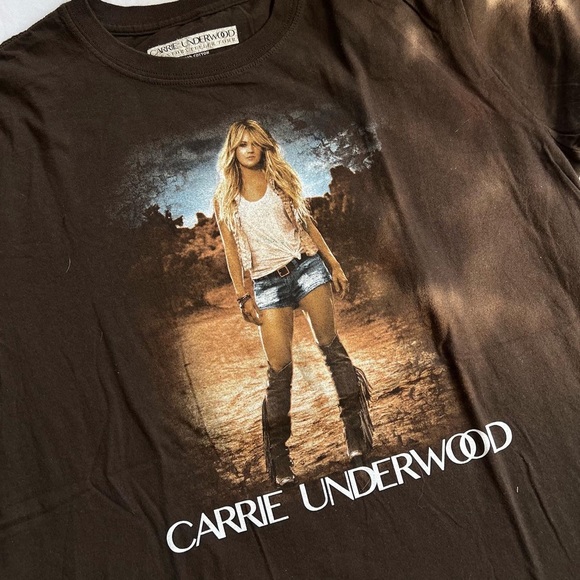 Carrie Underwood - Picture 2 of 5